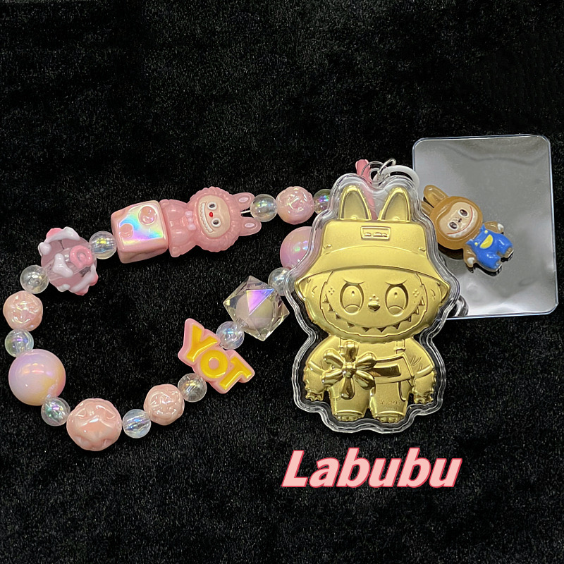 限時搶購 ✨【泡泡瑪特 x 7-11 聯名限定】LABUBU超萌登場！拉布布黃金手機鏈——萌力全開，質感滿分！ LABUBU可愛暴擊！ ！ 日常通勤、逛街都百搭！ 夢幻配色，吸睛度爆表，走到哪都是焦點！ 限量收藏，手慢無！一殼難求的絕美單品！