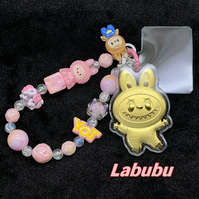 限時搶購 ✨【泡泡瑪特 x 7-11 聯名限定】LABUBU超萌登場！拉布布黃金手機鏈——萌力全開，質感滿分！ LABUBU可愛暴擊！ ！ 日常通勤、逛街都百搭！ 夢幻配色，吸睛度爆表，走到哪都是焦點！ 限量收藏，手慢無！一殼難求的絕美單品！
