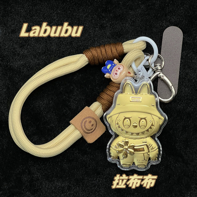 限時搶購 ✨【泡泡瑪特 x 7-11 聯名限定】LABUBU超萌登場！拉布布黃金手機鏈——萌力全開，質感滿分！ LABUBU可愛暴擊！ ！ 日常通勤、逛街都百搭！ 夢幻配色，吸睛度爆表，走到哪都是焦點！ 限量收藏，手慢無！一殼難求的絕美單品！